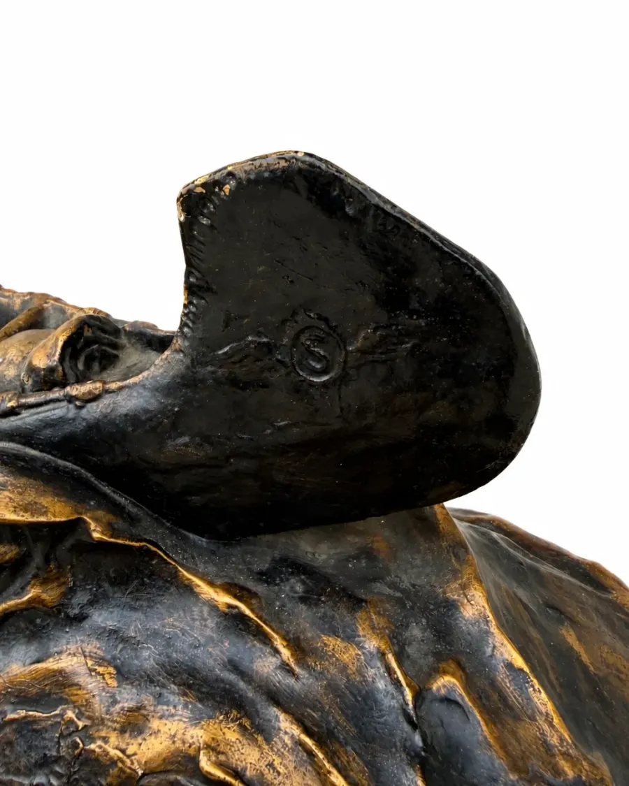 Detail of the end of the decorative canoe sculpture